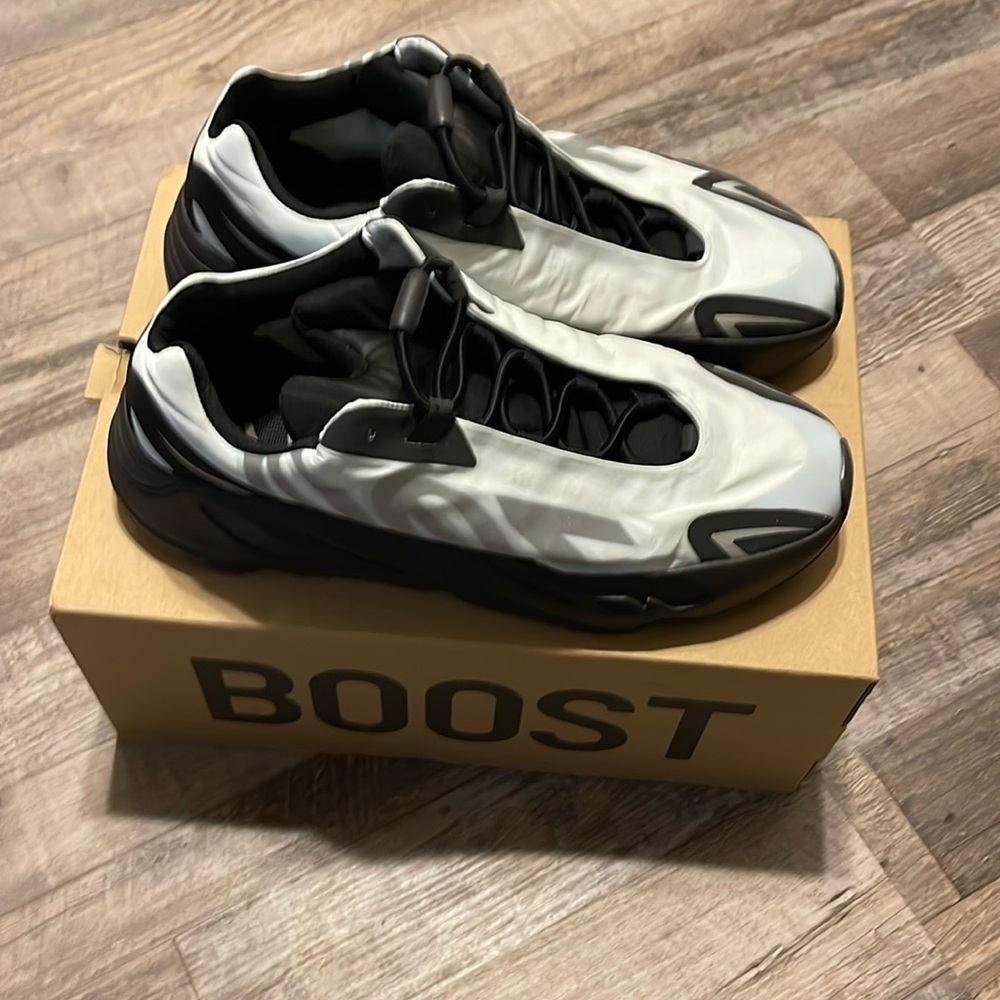 Yeezy Boost 700- Like New Size 10
